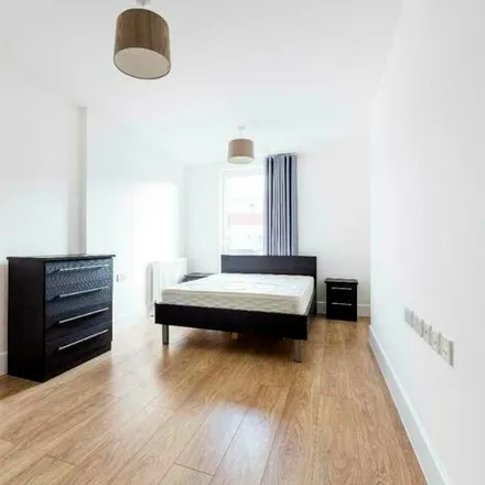 Image 2 - Hudson House, Station Approach, Epsom, KT19 8JS, United Kingdom - Room for rent