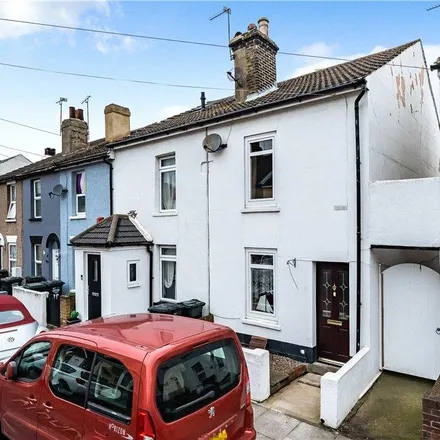 Rent this 3 bed townhouse on Broomfield Road in Swanscombe, DA10 0LT