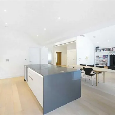 Image 3 - Willow House, Central Avenue, London, N2 8EL, United Kingdom - Apartment for rent