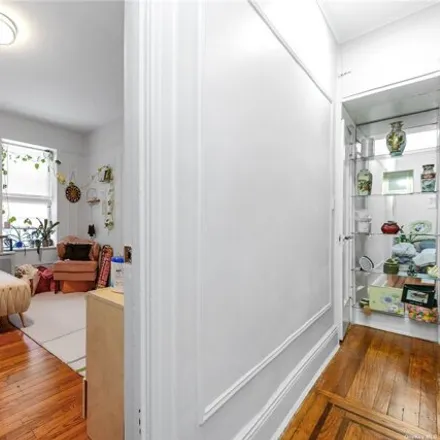 Image 8 - 26-21 30th Street, New York, NY 11102, USA - House for sale