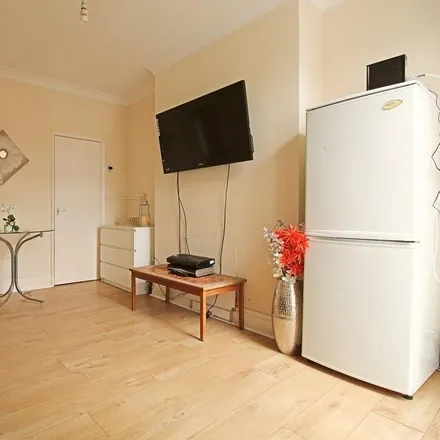 Rent this 4 bed townhouse on Next Level Advertising Solutions in 3 Florence Street, Lincoln