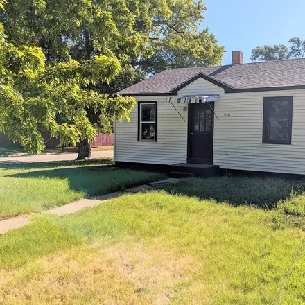 Buy this 2 bed house on 930 North 12th Street in Salina, KS 67401