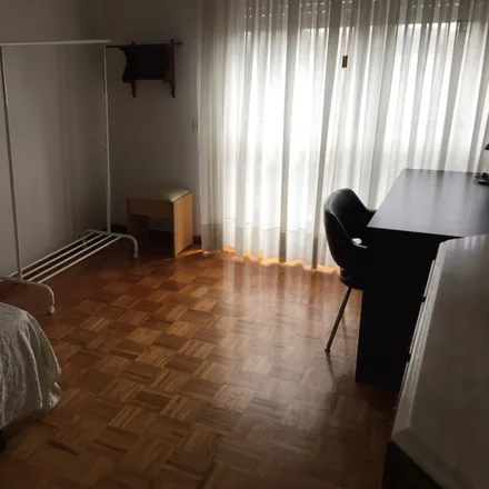 Rent this 3 bed room on Avenida da Boavista 730 in 4100-111 Porto, Portugal