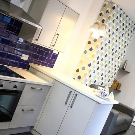 Rent this 6 bed apartment on Salmon Grove in Hull, HU6 7SX