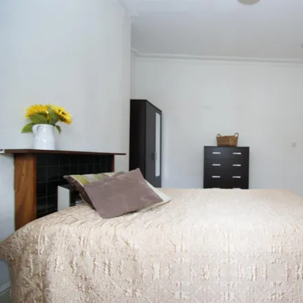 Rent this 6 bed room on 10 Old Oak Road in London, W3 7HN