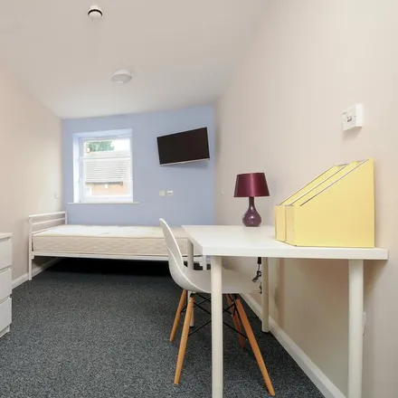 Rent this 5 bed apartment on 6 Forster Street in Nottingham, NG7 3DB