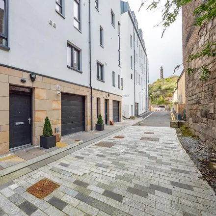 Rent this 2 bed townhouse on Shoemakers Close in City of Edinburgh, EH8 8DF