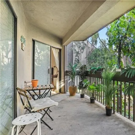 Buy this 1 bed condo on The Courtyards in 950 North Kings Road, West Hollywood