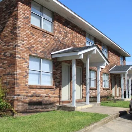 Buy this 8 bed townhouse on 641 Weathersby Road in Hattiesburg, MS 39402