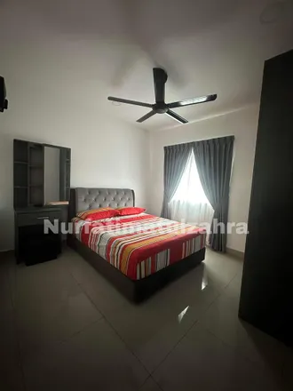 Rent this 4 bed apartment on SJK (C) Johor Jaya in Jalan Rosmerah 5/1, Taman Johor Jaya