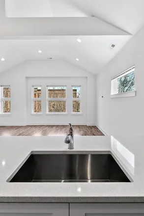 Image 4 - 4612 South Indiana Avenue, Chicago, IL 60653, USA - House for sale