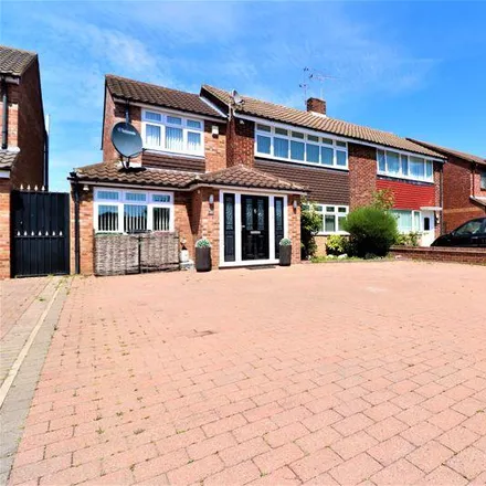 Rent this 3 bed duplex on Hinksey Close in Langley, SL3 8EB
