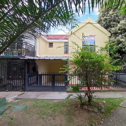 Rent this 3 bed house on Cancha de fútbol de Villa café in Calle 16C, Comuna Oriente