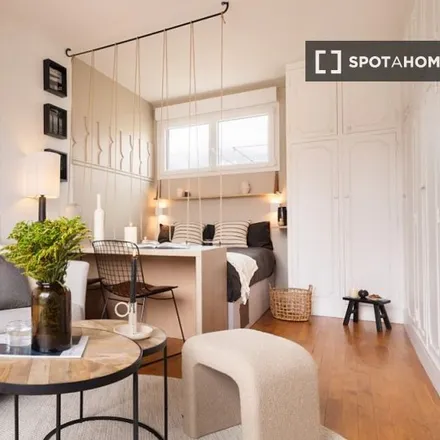 Rent this studio apartment on 3 Grande Avenue de la Villa de la Réunion in 75016 Paris, France
