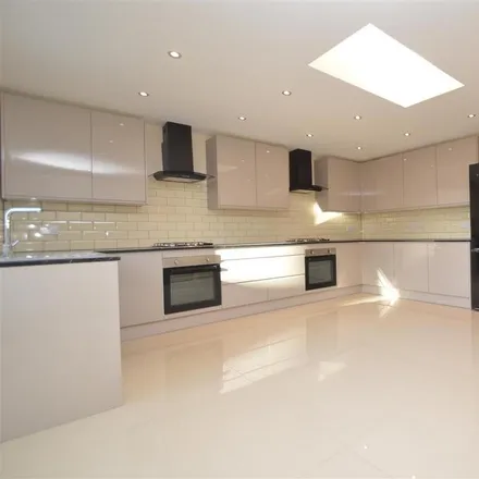 Image 3 - Basildon Avenue, London, IG5 0QE, United Kingdom - Room for rent