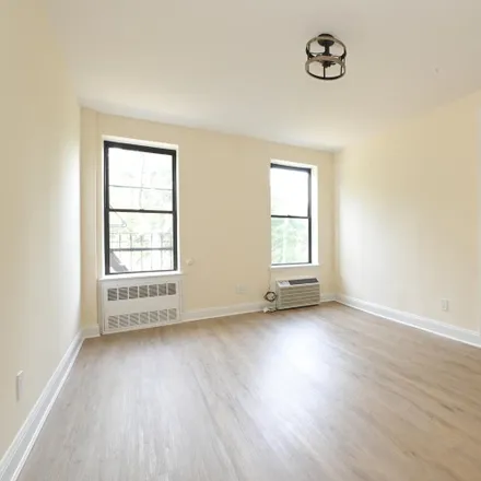 Image 8 - 2 Spruce Street, Village of Great Neck Plaza, NY 11021, USA - Condo for sale