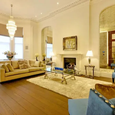 Rent this 3 bed apartment on 25 De Vere Gardens in London, W8 5AD