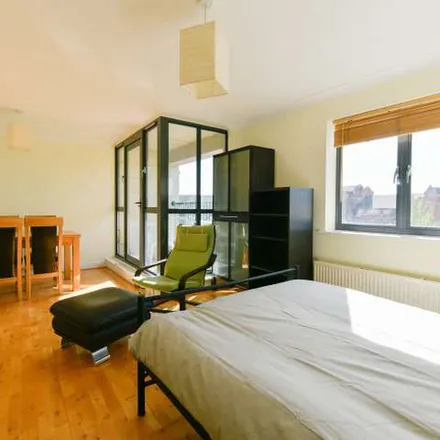 Rent this 3 bed apartment on Freeman Court in London, N7 6FJ