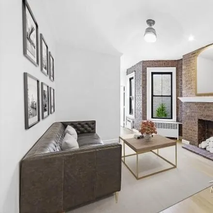 Image 2 - 221 West 21st Street, New York, NY 10011, USA - Townhouse for sale