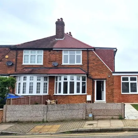 Rent this 5 bed duplex on Roch Avenue in South Stanmore, London