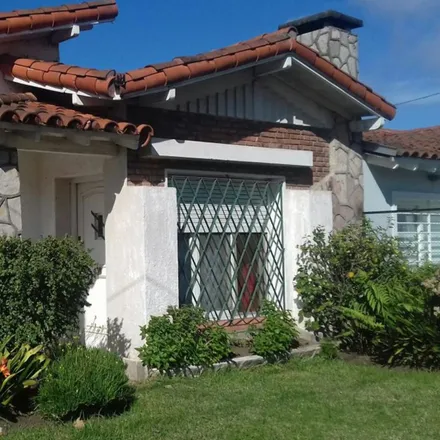 Buy this studio house on Etchegoyen 402 in Burzaco, Argentina