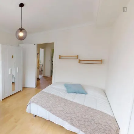 Rent this 4 bed room on 8 Rue de la Crèche in 75017 Paris, France