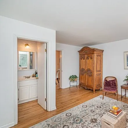 Image 7 - 6866 North Tonty Avenue, Chicago, IL 60646, USA - House for sale