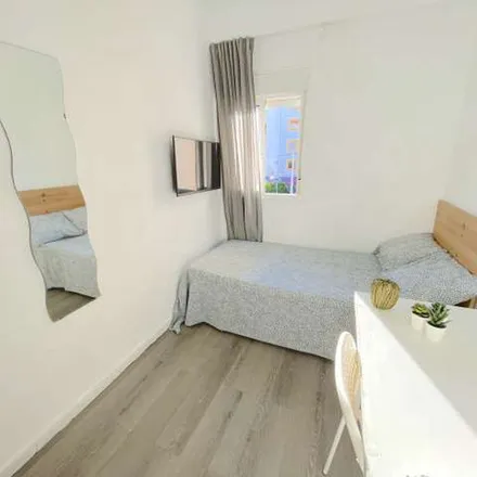 Rent this 4 bed apartment on Facultad de Medicina y E.U. de Ciencias de la Salud in Avenida Sánchez Pizjuán, 41071 Seville