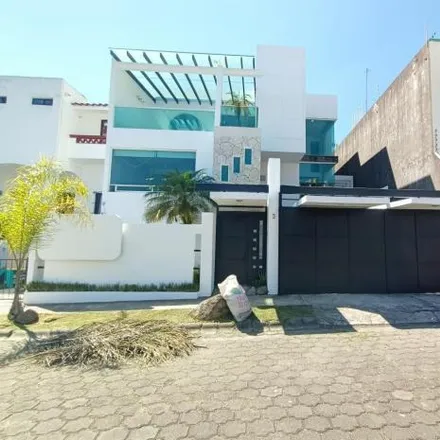 Buy this studio house on Secretaría de Educación de Veracruz in Calle Licenciado Benito Coquet, 91193 Xalapa