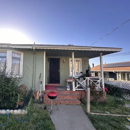 Buy this 3 bed house on 2911 Capp Street in Oakland, CA 94602