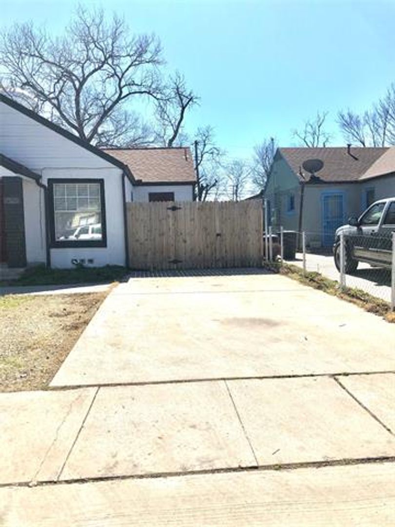 1 bedroom duplex at 1401 Hickory Street, Grand Prairie, TX 75050, USA