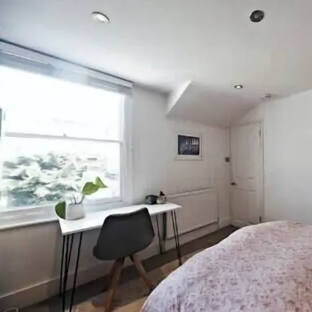 Image 7 - London, SW18 2DT, United Kingdom - Townhouse for rent