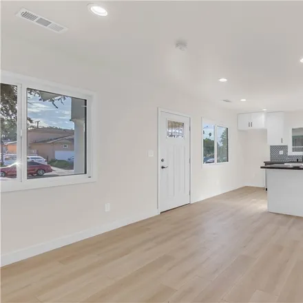 Image 6 - 2927 8th Avenue, Los Angeles, CA 90018, USA - Duplex for sale