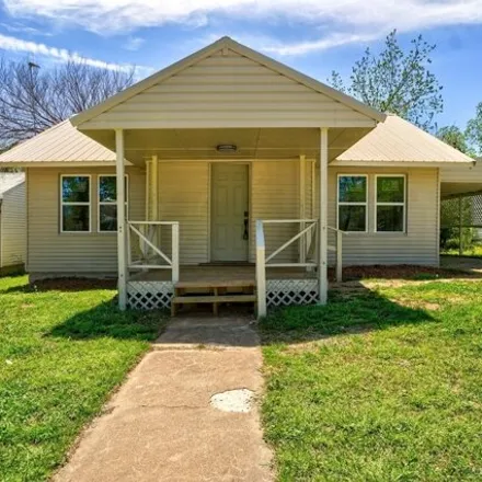 Buy this 2 bed house on 1365 East Whitaker Street in Shawnee, OK 74801