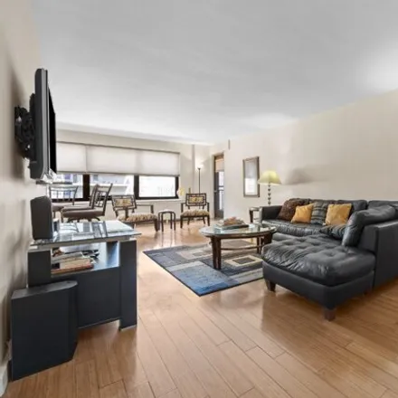 Image 6 - 221 West 66th Street, New York, NY 10023, USA - Apartment for sale