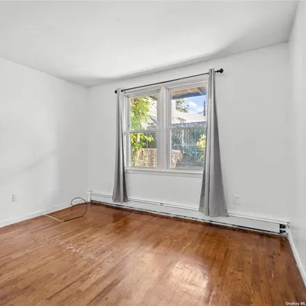 Image 2 - 170-05 Lithonia Avenue, New York, NY 11365, USA - Townhouse for sale