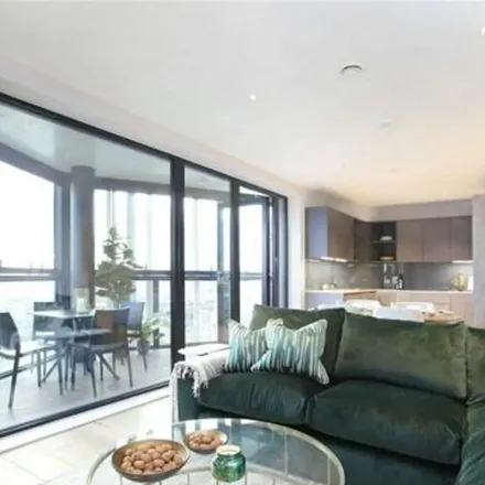 Image 5 - Yummy Chicken, Battersea Park Road, London, SW8 4BT, United Kingdom - Apartment for rent
