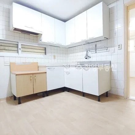 Rent this 3 bed apartment on 서울특별시 송파구 송파동 195-4