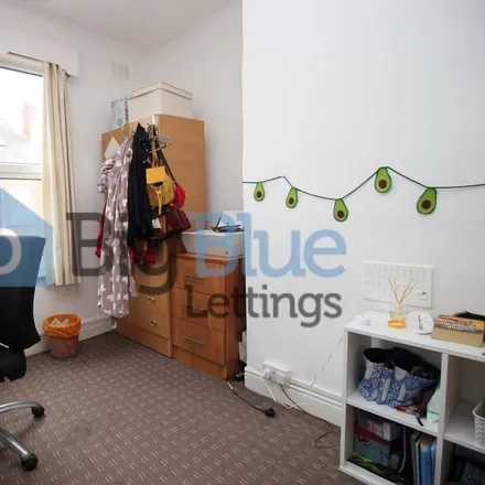 Rent this 6 bed townhouse on Back Hessle Avenue in Leeds, LS6 1EF