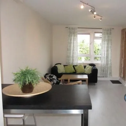 Image 2 - Primrose Court, Hydethorpe Road, London, SW12 0JH, United Kingdom - Apartment for rent