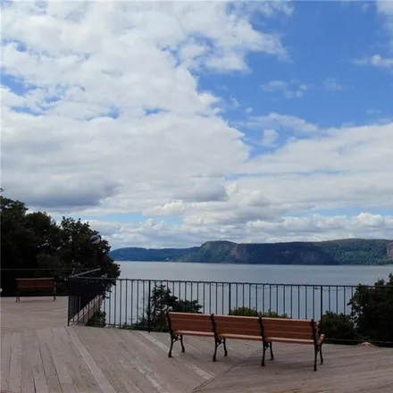 Buy this 2 bed condo on 74 Hudson Point Lane in Sparta, Village of Ossining
