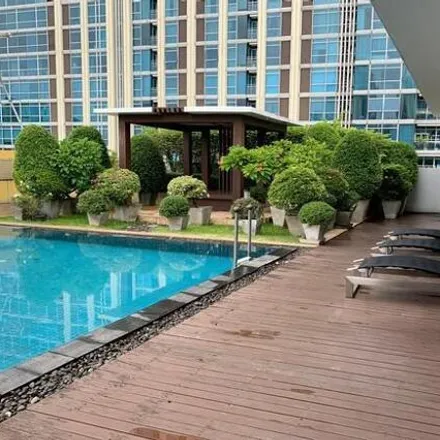 Rent this 3 bed apartment on Duan Phloen Chit Junction in Chaloem Mahanakhon Expressway, Witthayu
