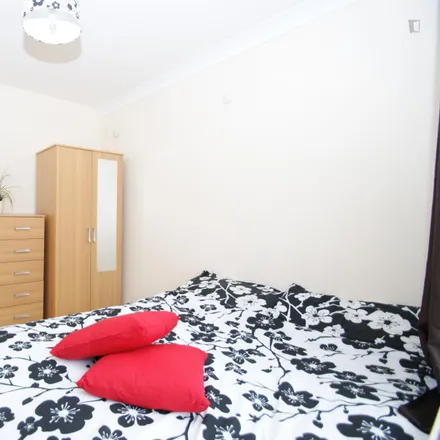 Rent this 5 bed room on 32 Daffodil Street in London, W12 0TG