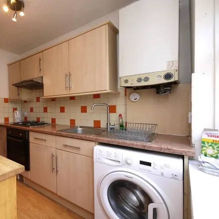 Image 2 - Forest Drive East, London, E11 1JY, United Kingdom - Apartment for rent