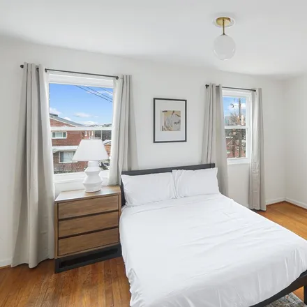 Image 1 - 530 Ingraham Street Northeast - Room for rent