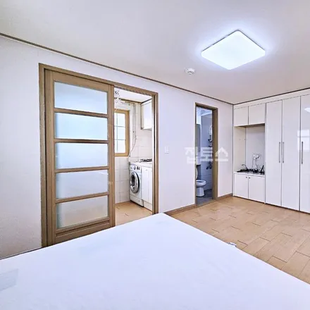 Rent this studio apartment on 부산광역시 수영구 광안동 1075-27