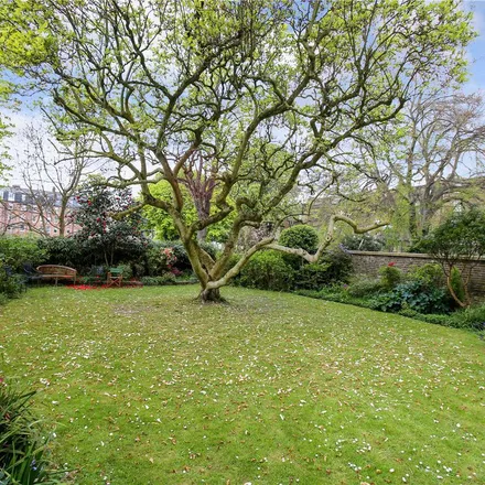 Rent this 2 bed apartment on Holland Park in London, W11 3TD