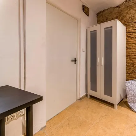 Rent this 5 bed room on Carrer de Sant Antoni Abat in 13, 08001 Barcelona