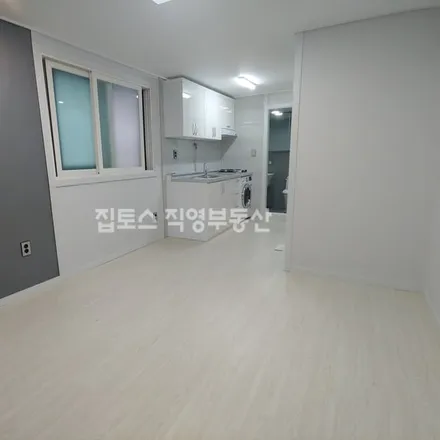 Rent this studio apartment on 서울특별시 강남구 논현동 151-6