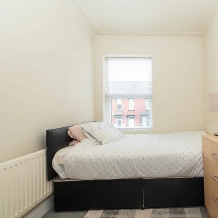 Rent this 1 bed room on 31-85 Headingley Avenue in Leeds, LS6 3EJ